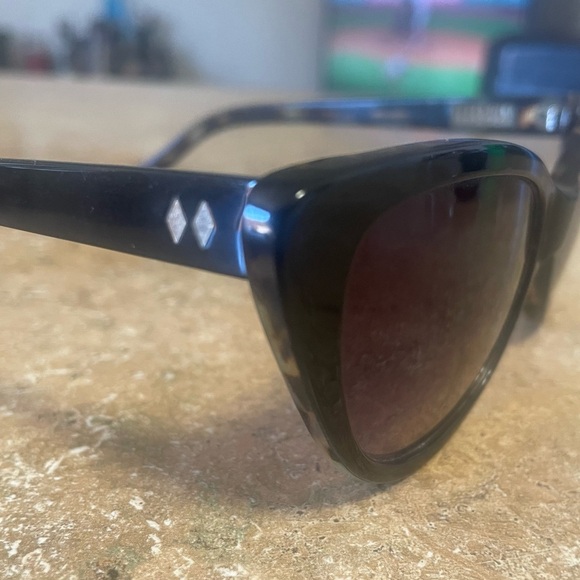 Tres Noir cat eye sunglasses. - Picture 4 of 6